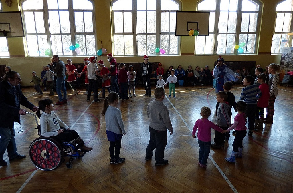 TPD rozpoczęło rozdawanie paczek świątecznych dzieciom