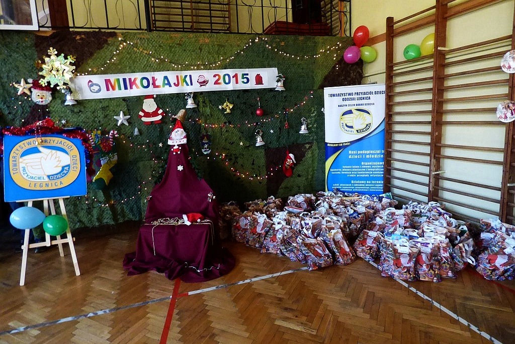 TPD rozpoczęło rozdawanie paczek świątecznych dzieciom