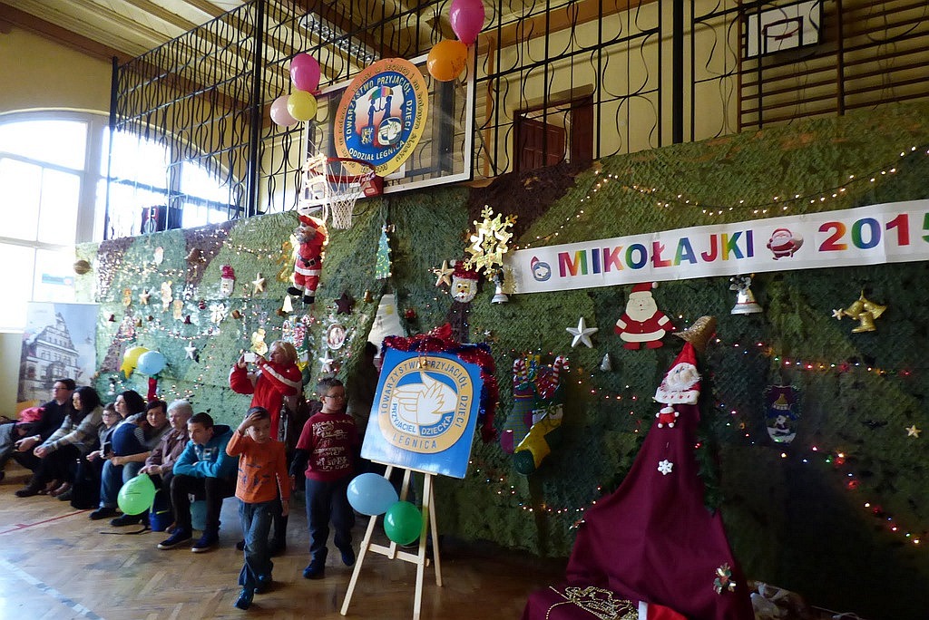 TPD rozpoczęło rozdawanie paczek świątecznych dzieciom