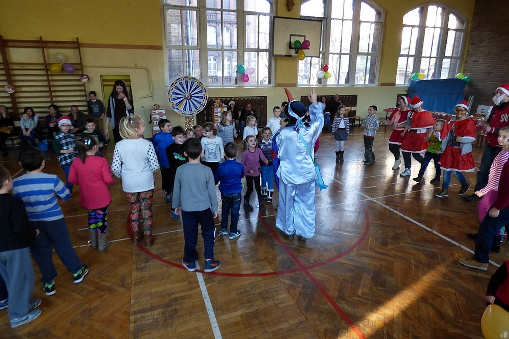 TPD rozpoczęło rozdawanie paczek świątecznych dzieciom