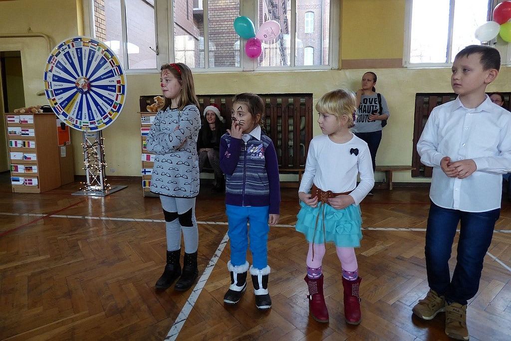 TPD rozpoczęło rozdawanie paczek świątecznych dzieciom