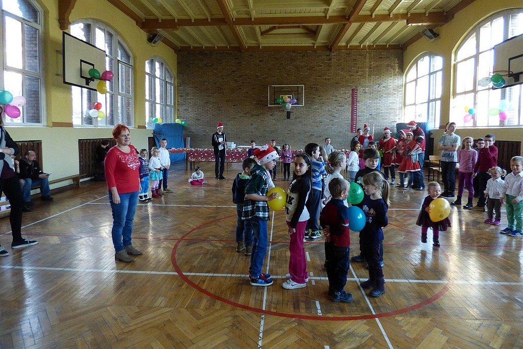 TPD rozpoczęło rozdawanie paczek świątecznych dzieciom