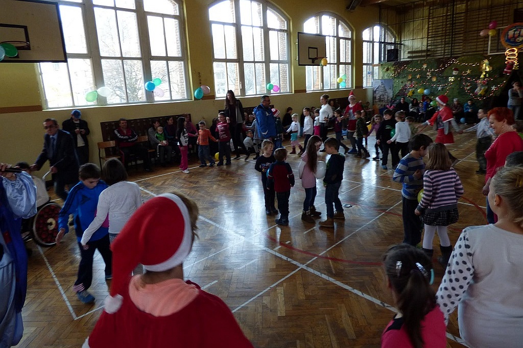 TPD rozpoczęło rozdawanie paczek świątecznych dzieciom