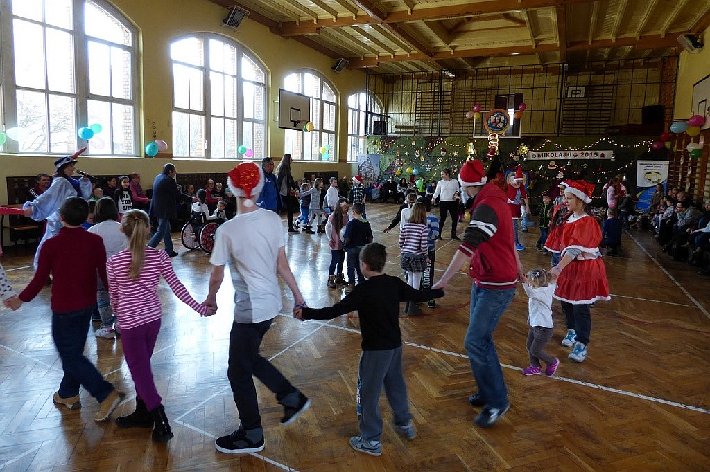 TPD rozpoczęło rozdawanie paczek świątecznych dzieciom