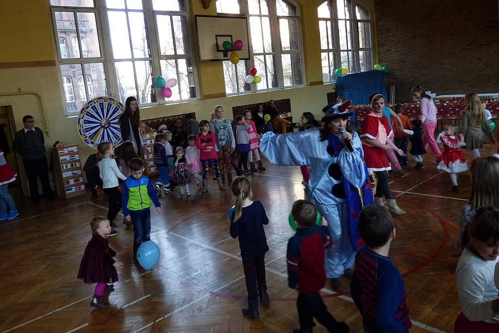 TPD rozpoczęło rozdawanie paczek świątecznych dzieciom