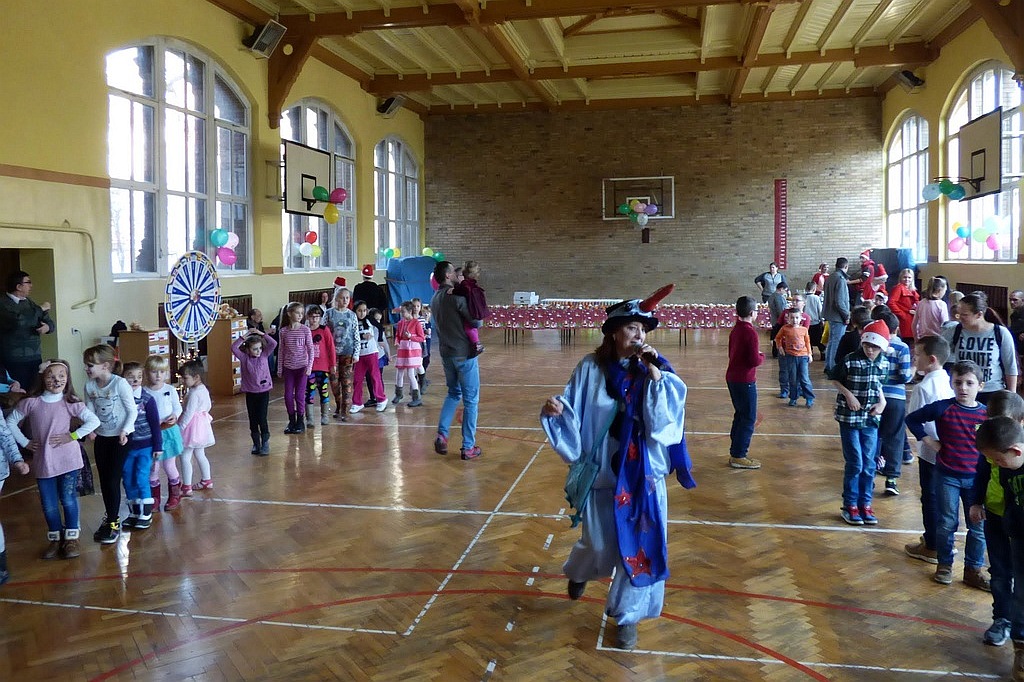 TPD rozpoczęło rozdawanie paczek świątecznych dzieciom