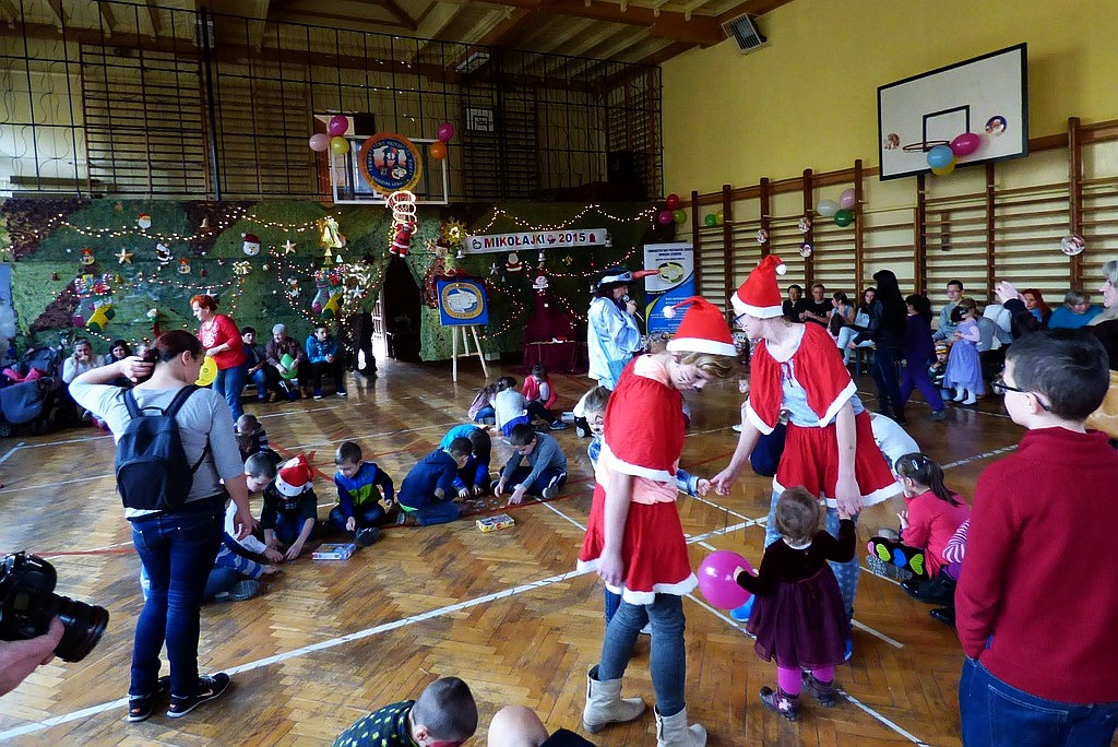 TPD rozpoczęło rozdawanie paczek świątecznych dzieciom