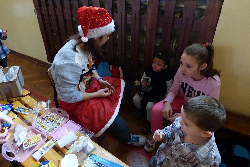 TPD rozpoczęło rozdawanie paczek świątecznych dzieciom