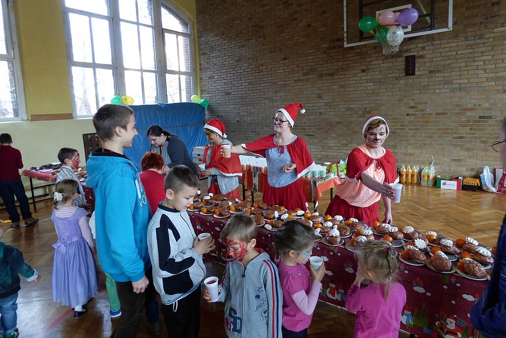 TPD rozpoczęło rozdawanie paczek świątecznych dzieciom