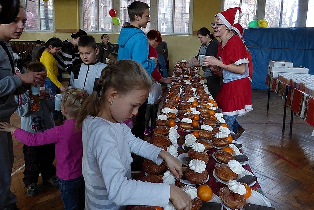 TPD rozpoczęło rozdawanie paczek świątecznych dzieciom