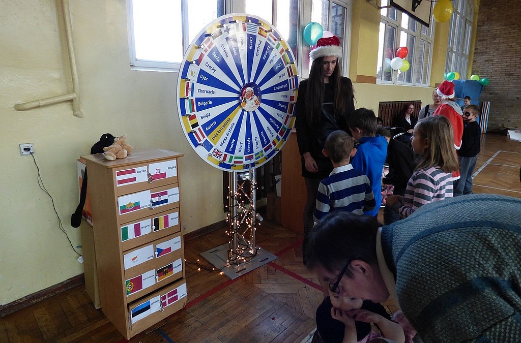 TPD rozpoczęło rozdawanie paczek świątecznych dzieciom