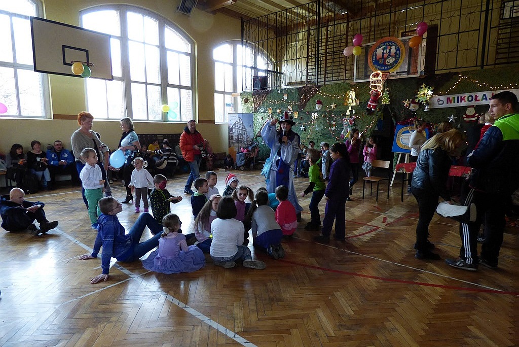 TPD rozpoczęło rozdawanie paczek świątecznych dzieciom