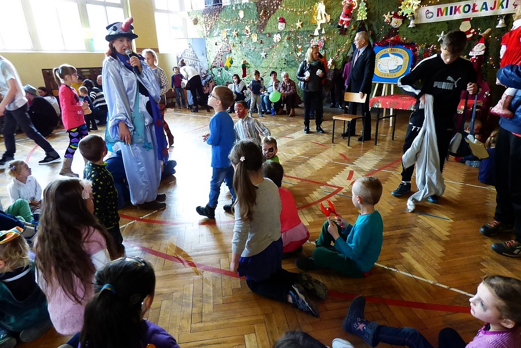 TPD rozpoczęło rozdawanie paczek świątecznych dzieciom