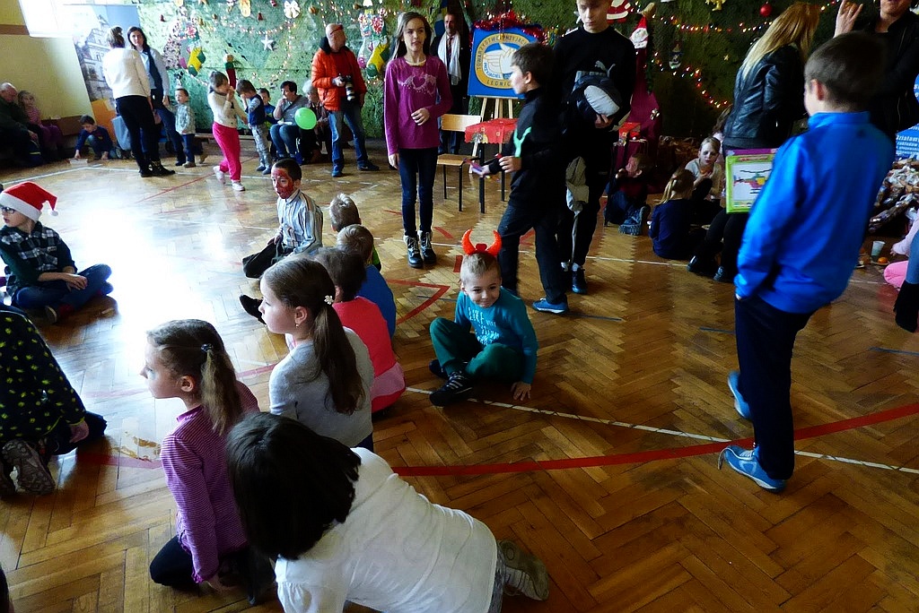 TPD rozpoczęło rozdawanie paczek świątecznych dzieciom