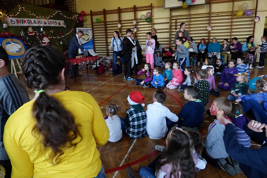 TPD rozpoczęło rozdawanie paczek świątecznych dzieciom