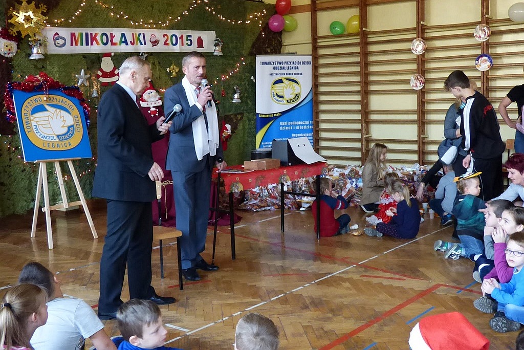 TPD rozpoczęło rozdawanie paczek świątecznych dzieciom