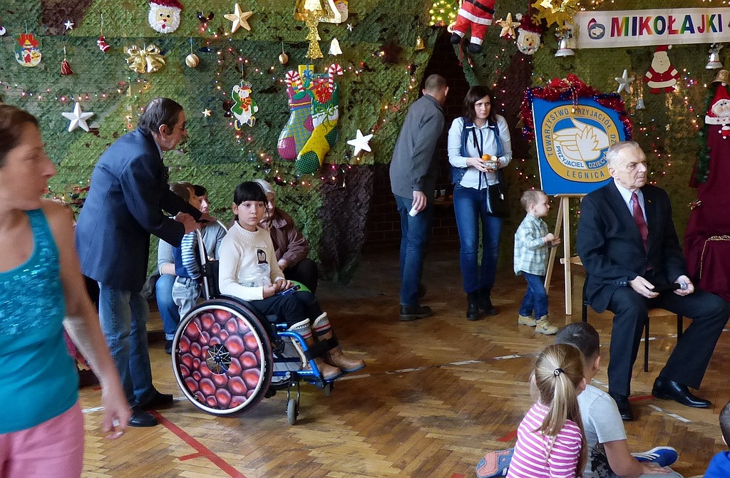 TPD rozpoczęło rozdawanie paczek świątecznych dzieciom