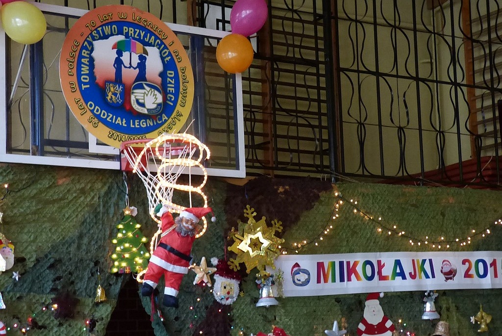 TPD rozpoczęło rozdawanie paczek świątecznych dzieciom