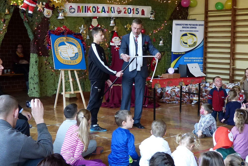 TPD rozpoczęło rozdawanie paczek świątecznych dzieciom