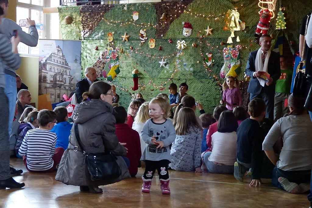 TPD rozpoczęło rozdawanie paczek świątecznych dzieciom