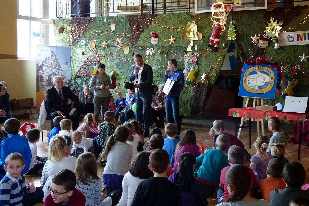 TPD rozpoczęło rozdawanie paczek świątecznych dzieciom