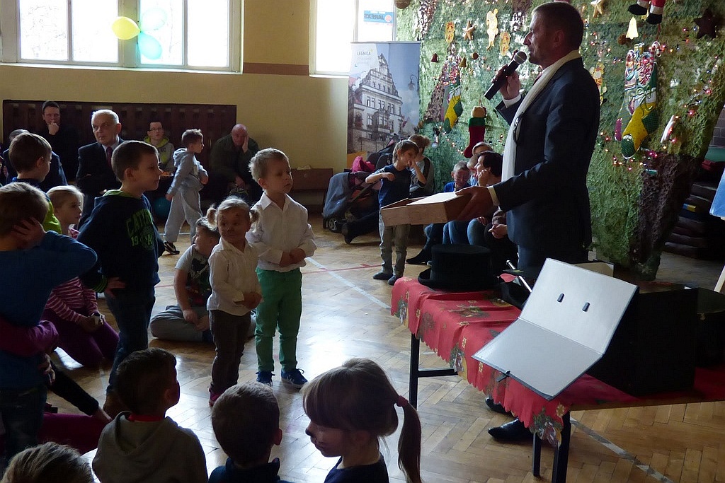 TPD rozpoczęło rozdawanie paczek świątecznych dzieciom