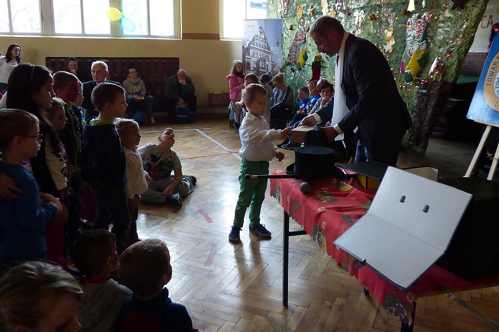 TPD rozpoczęło rozdawanie paczek świątecznych dzieciom