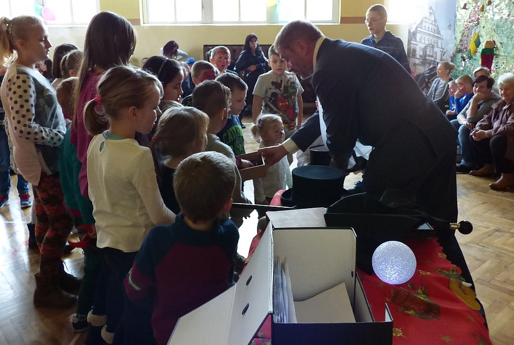 TPD rozpoczęło rozdawanie paczek świątecznych dzieciom