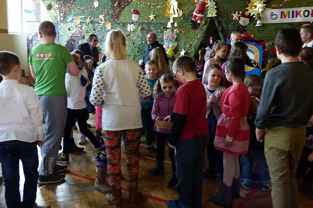 TPD rozpoczęło rozdawanie paczek świątecznych dzieciom