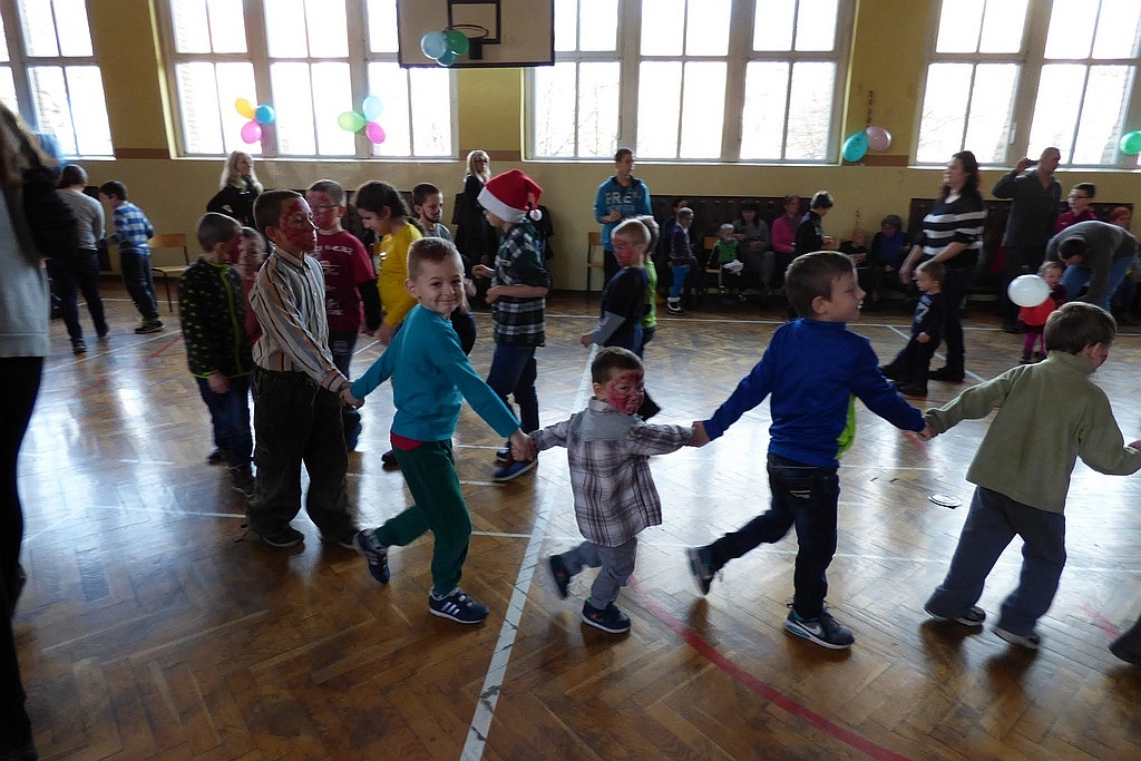 TPD rozpoczęło rozdawanie paczek świątecznych dzieciom