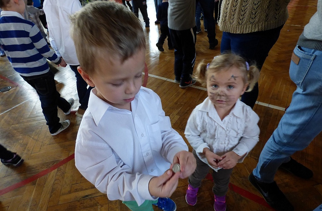 TPD rozpoczęło rozdawanie paczek świątecznych dzieciom