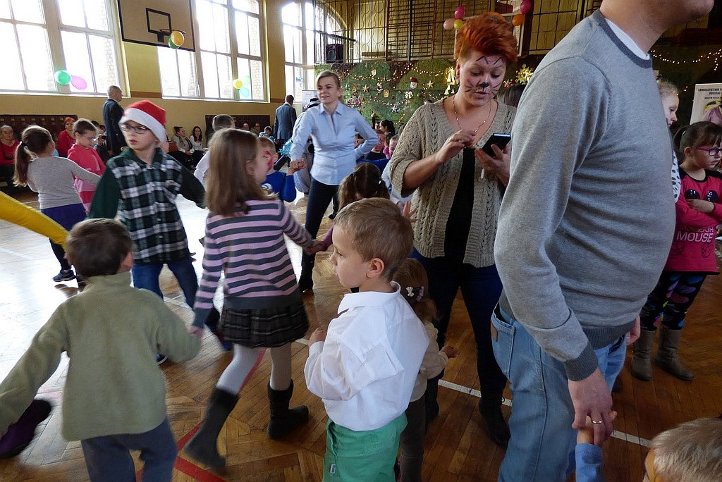 TPD rozpoczęło rozdawanie paczek świątecznych dzieciom