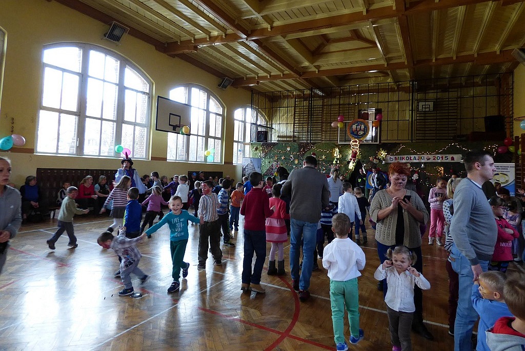 TPD rozpoczęło rozdawanie paczek świątecznych dzieciom