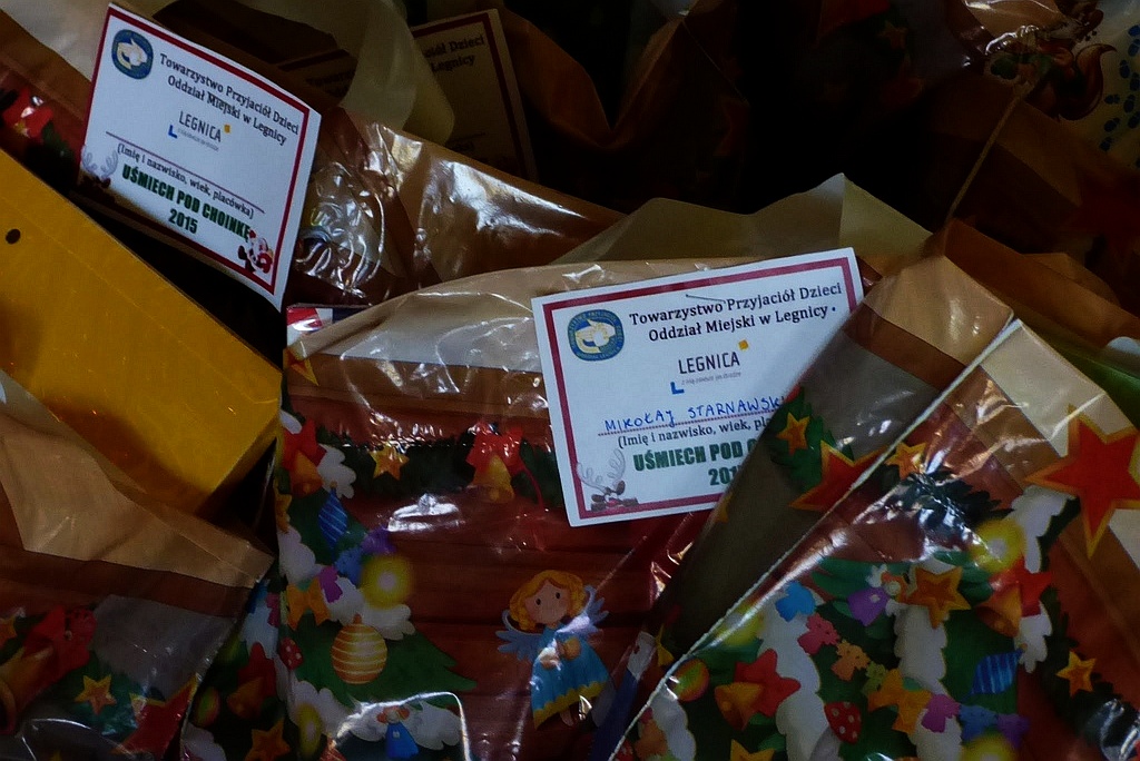 TPD rozpoczęło rozdawanie paczek świątecznych dzieciom