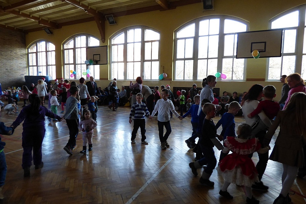 TPD rozpoczęło rozdawanie paczek świątecznych dzieciom