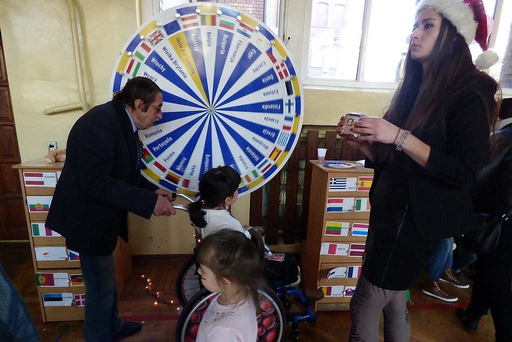 TPD rozpoczęło rozdawanie paczek świątecznych dzieciom