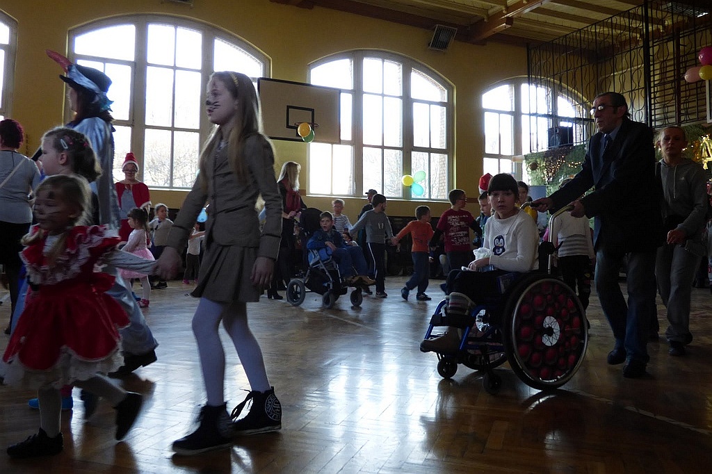 TPD rozpoczęło rozdawanie paczek świątecznych dzieciom