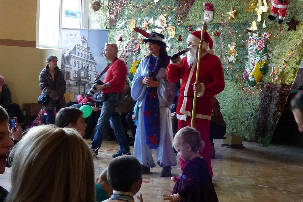 TPD rozpoczęło rozdawanie paczek świątecznych dzieciom