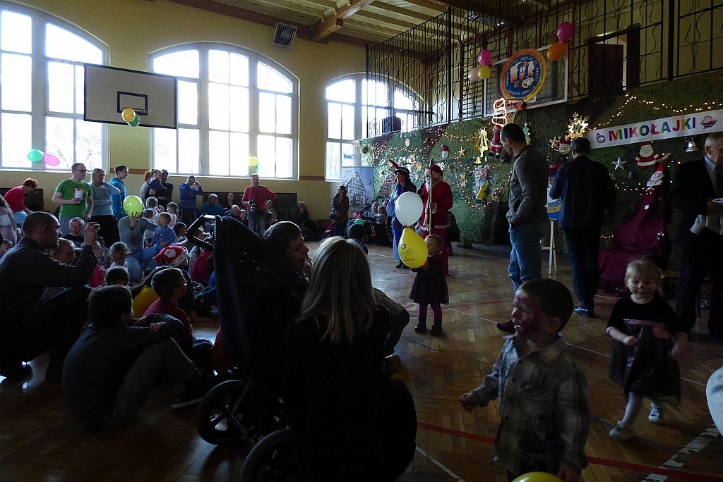 TPD rozpoczęło rozdawanie paczek świątecznych dzieciom