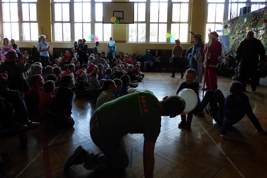 TPD rozpoczęło rozdawanie paczek świątecznych dzieciom