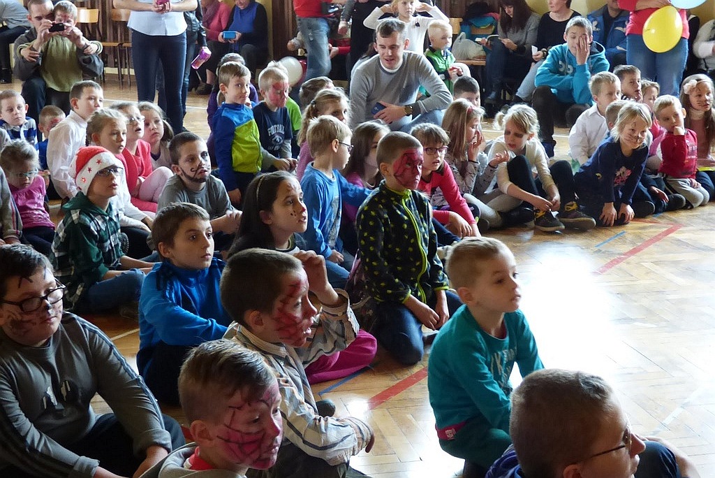 TPD rozpoczęło rozdawanie paczek świątecznych dzieciom