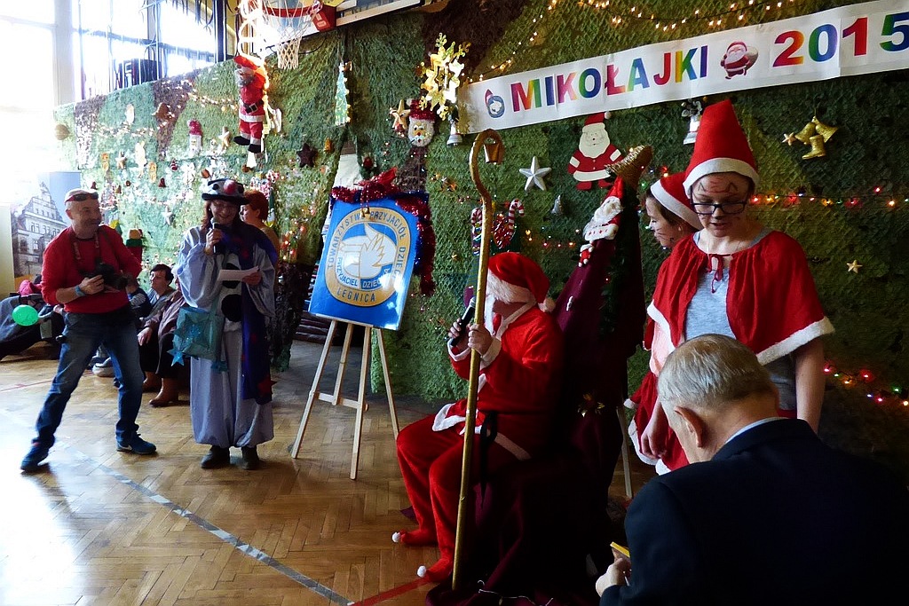 TPD rozpoczęło rozdawanie paczek świątecznych dzieciom