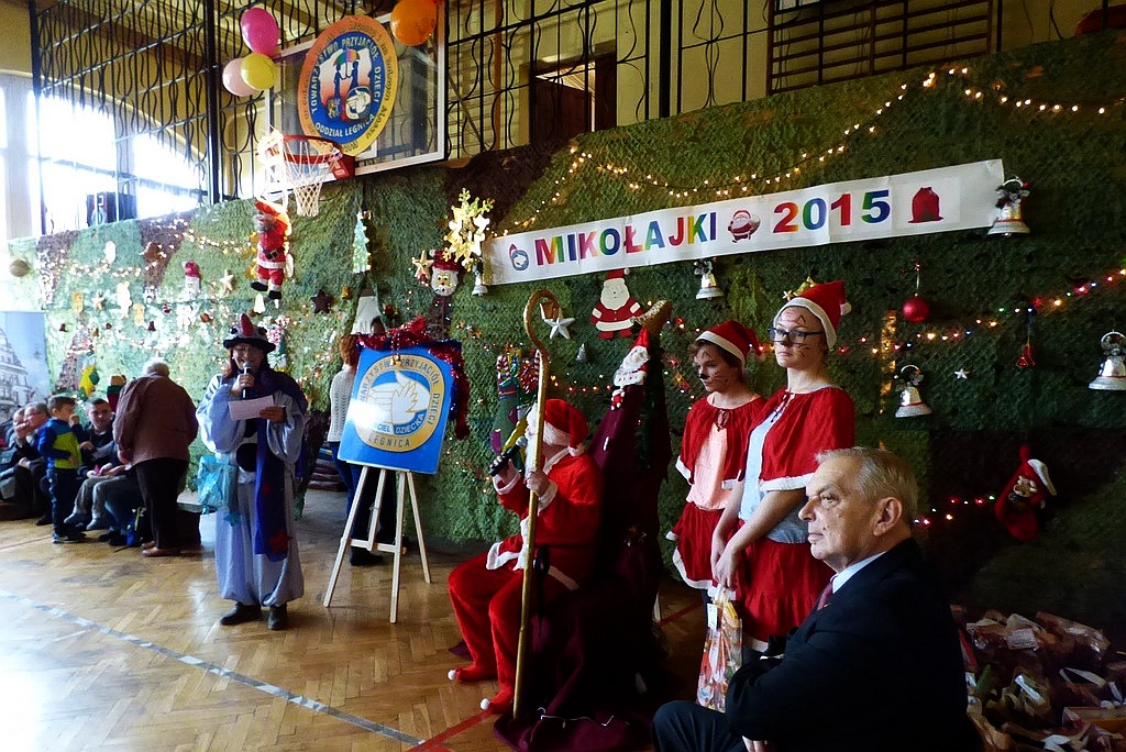 TPD rozpoczęło rozdawanie paczek świątecznych dzieciom