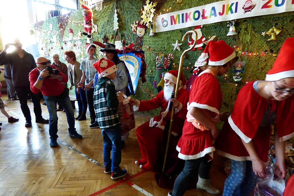 TPD rozpoczęło rozdawanie paczek świątecznych dzieciom