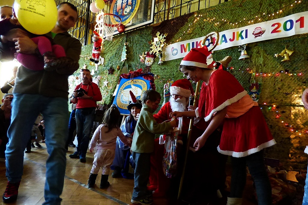 TPD rozpoczęło rozdawanie paczek świątecznych dzieciom