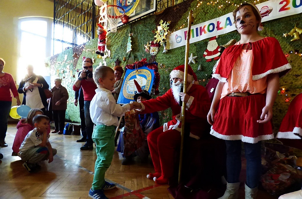 TPD rozpoczęło rozdawanie paczek świątecznych dzieciom