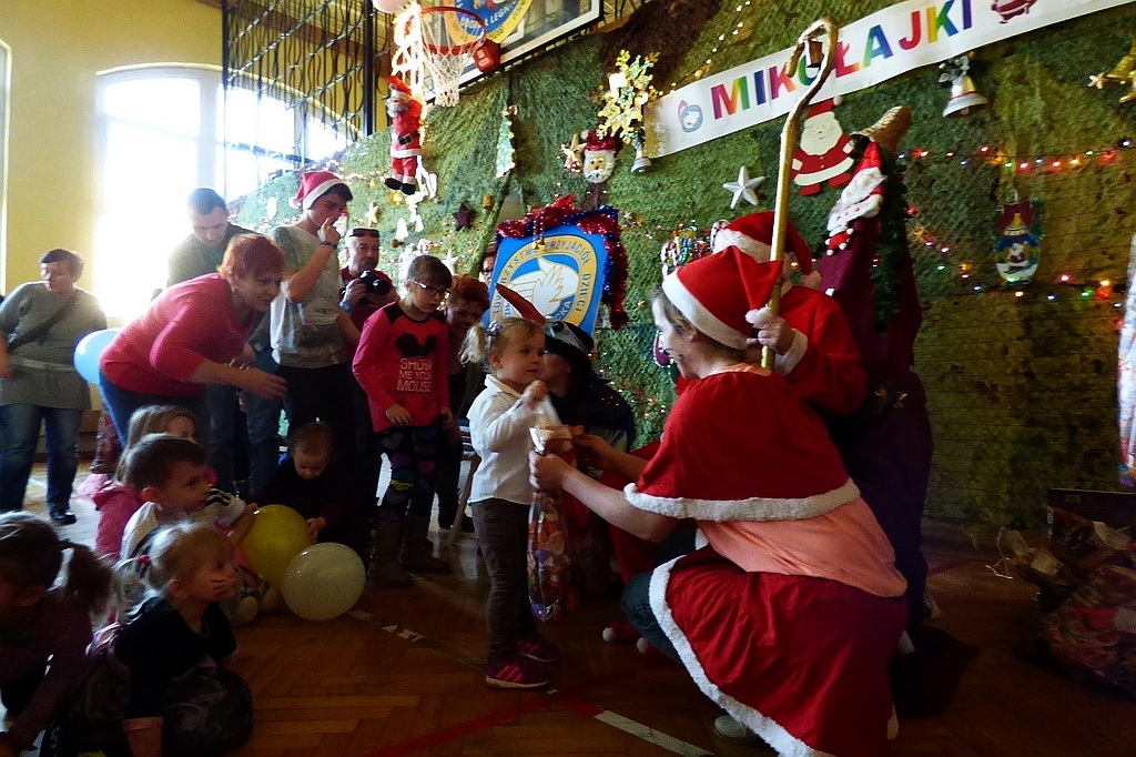 TPD rozpoczęło rozdawanie paczek świątecznych dzieciom