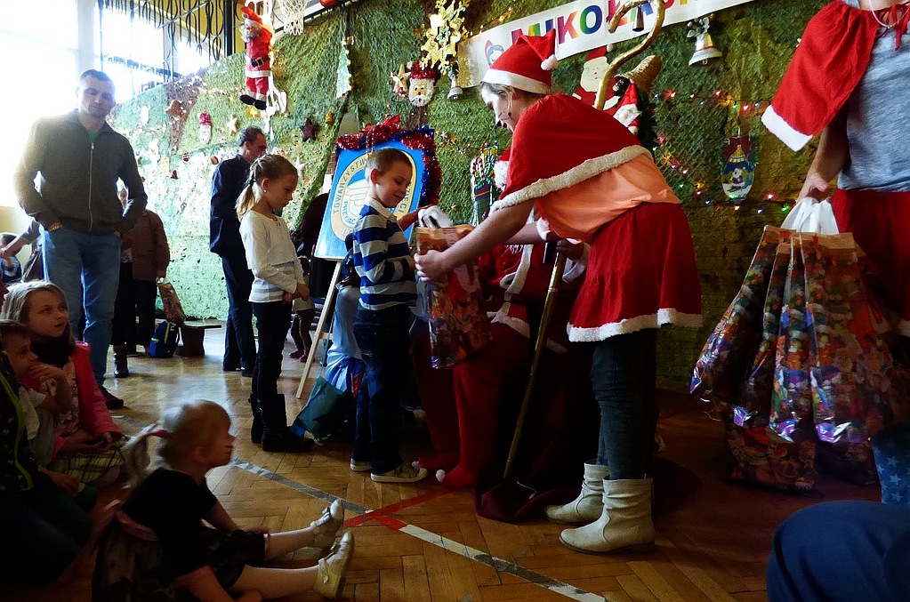 TPD rozpoczęło rozdawanie paczek świątecznych dzieciom
