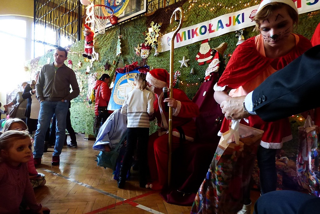 TPD rozpoczęło rozdawanie paczek świątecznych dzieciom