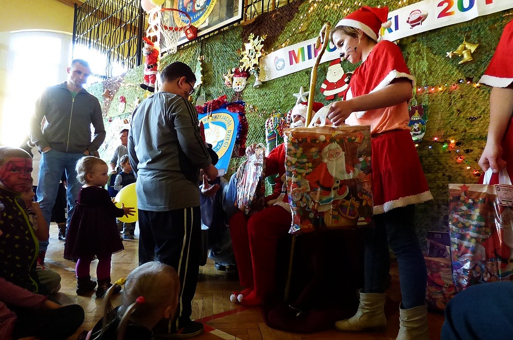 TPD rozpoczęło rozdawanie paczek świątecznych dzieciom